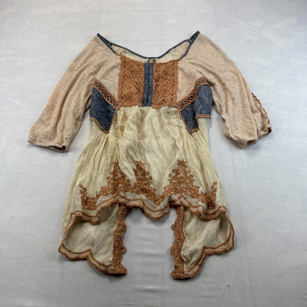 Gimmicks by BKE Peasant Top Womens M Cream Blue Paisley Boho-Chic Crochet Detail